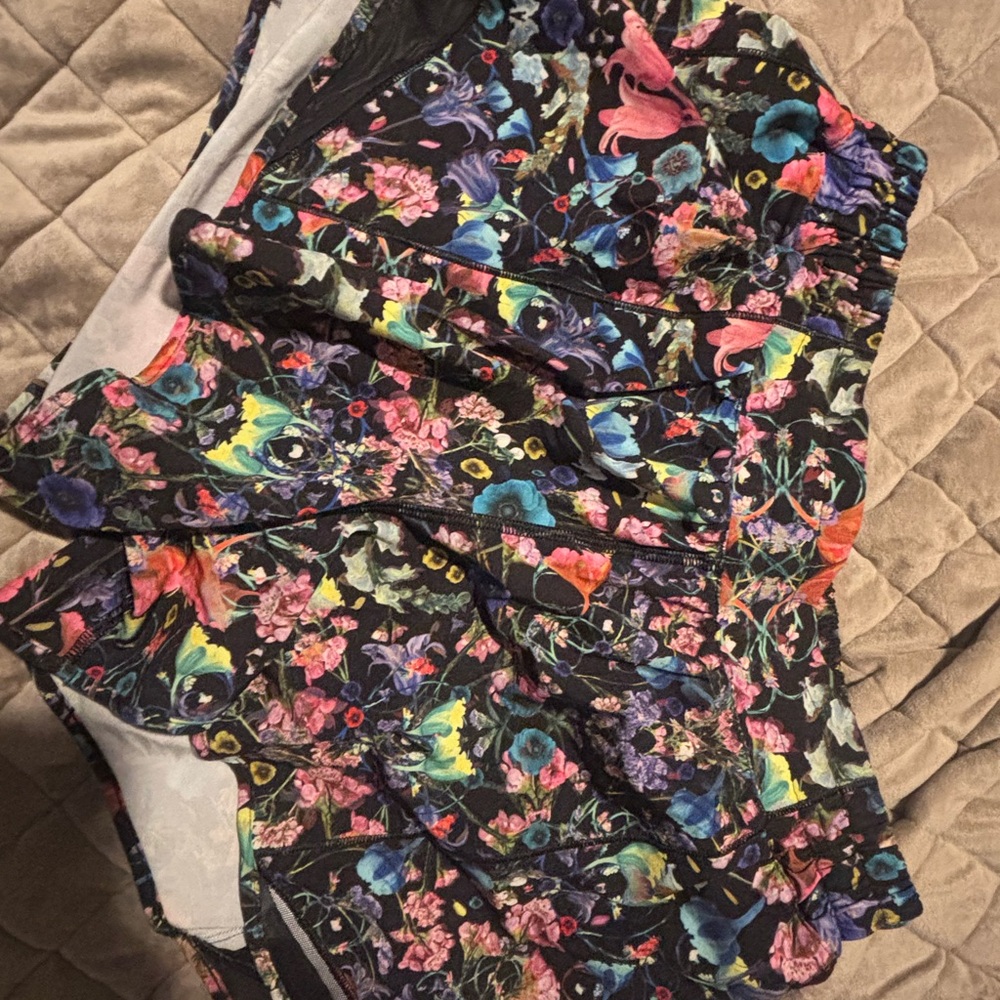 lululemon athletica Black Floral Print Women’s Shorts shorty